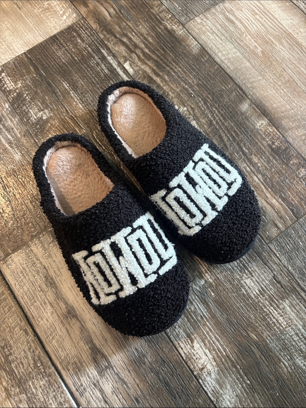 Black Cozy Loop Knit Slippers with White “Howdy” Logo Detailing